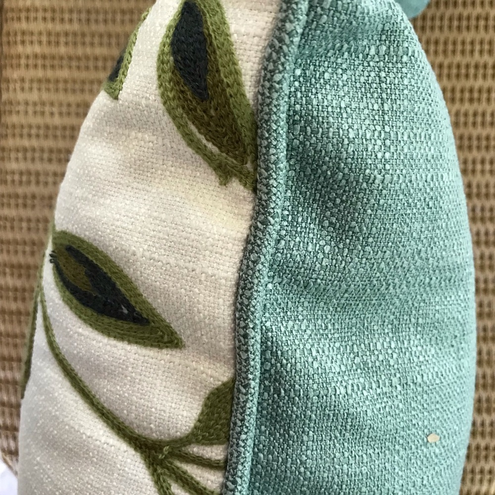 🌿🌱🍃  Bundle of 2 Accent Pillows 🍃🌱🌿 - Picture 2 of 7